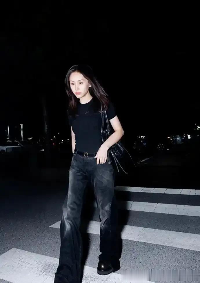 王子文出手就是王炸，黑色上衣搭配黑色工装牛仔裤，小个子大气场