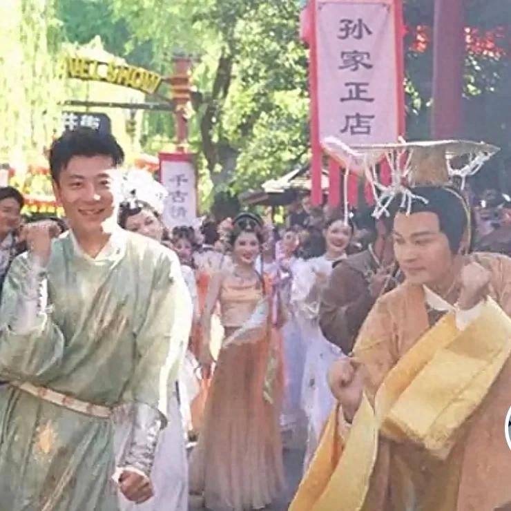 郑国霖杭州景区卖力演出,诠释演员新姿态