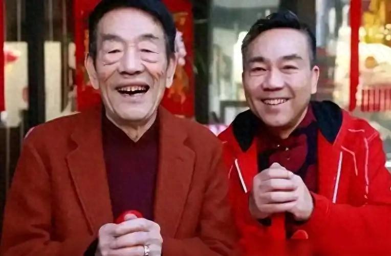 63岁杨议收美女徒弟,女生穿得花枝招展鞠躬敬茶,牵手贴脸引争议