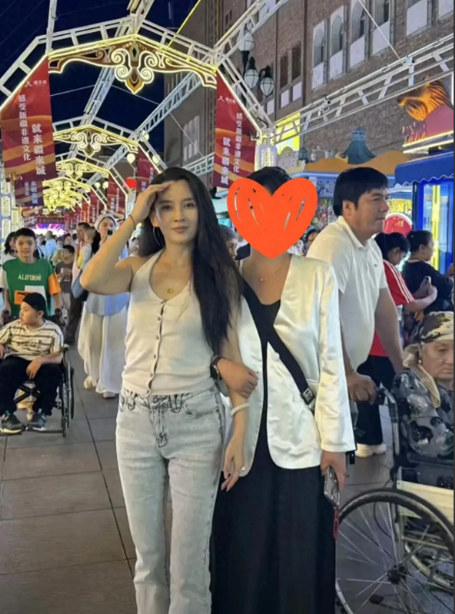 新疆街头偶遇森林北，腿短腰粗身材被嘲四六分，大肚子凸出好吸睛