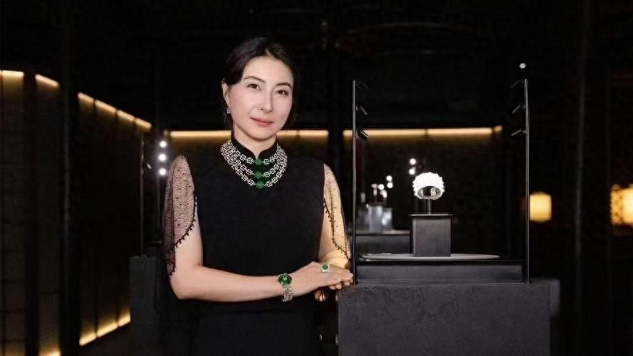 郭晶晶参加晚宴，黑色全裹礼服不透不露 ，新发型高贵典雅雍容华贵