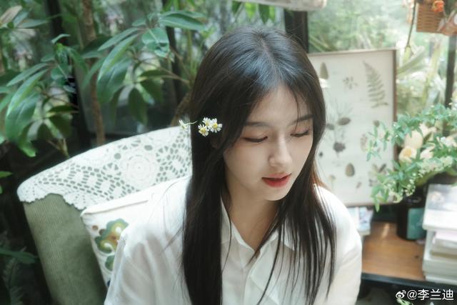 李兰迪白衬衫写真图