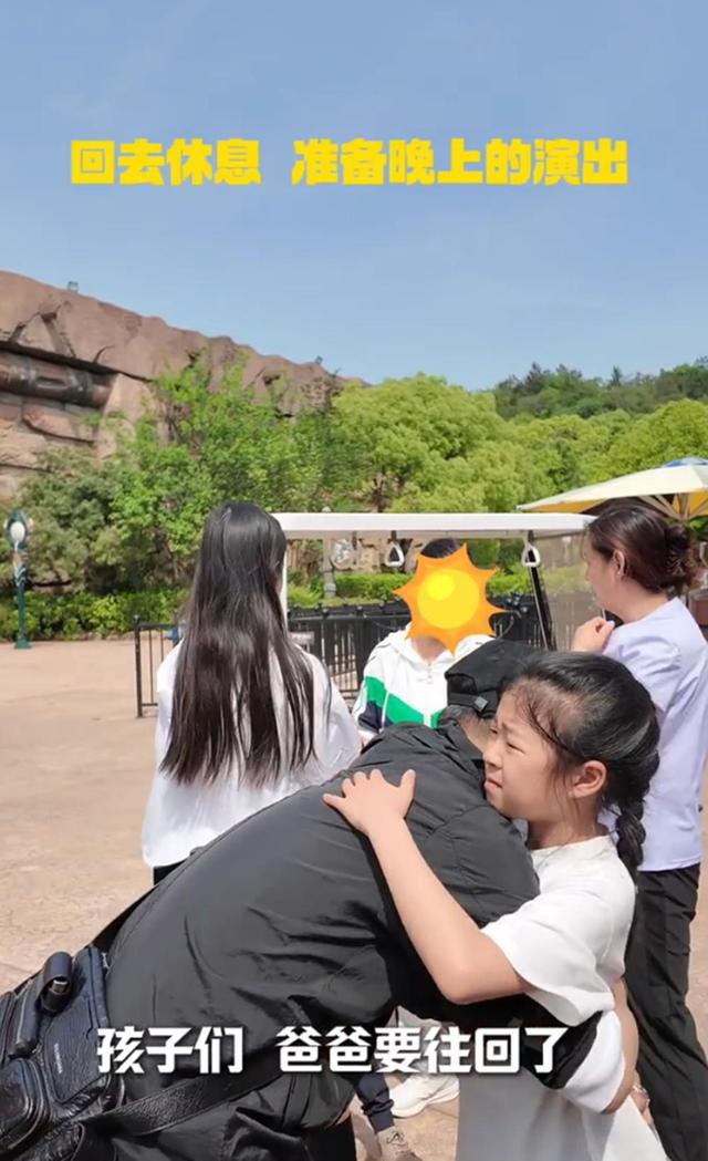 汪峰父亲节过得好热闹!带3个娃去游乐场,康作如女儿罕见现身!