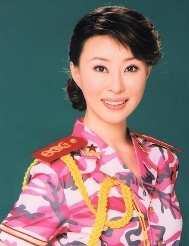 “9登春晚”到“查无此人”，48岁的民歌天后，为何至今无人敢娶