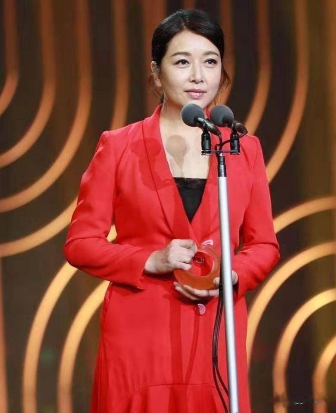 57岁江珊现状让人心酸，脸垮嘴斜，满头白发，一代女神像老太太