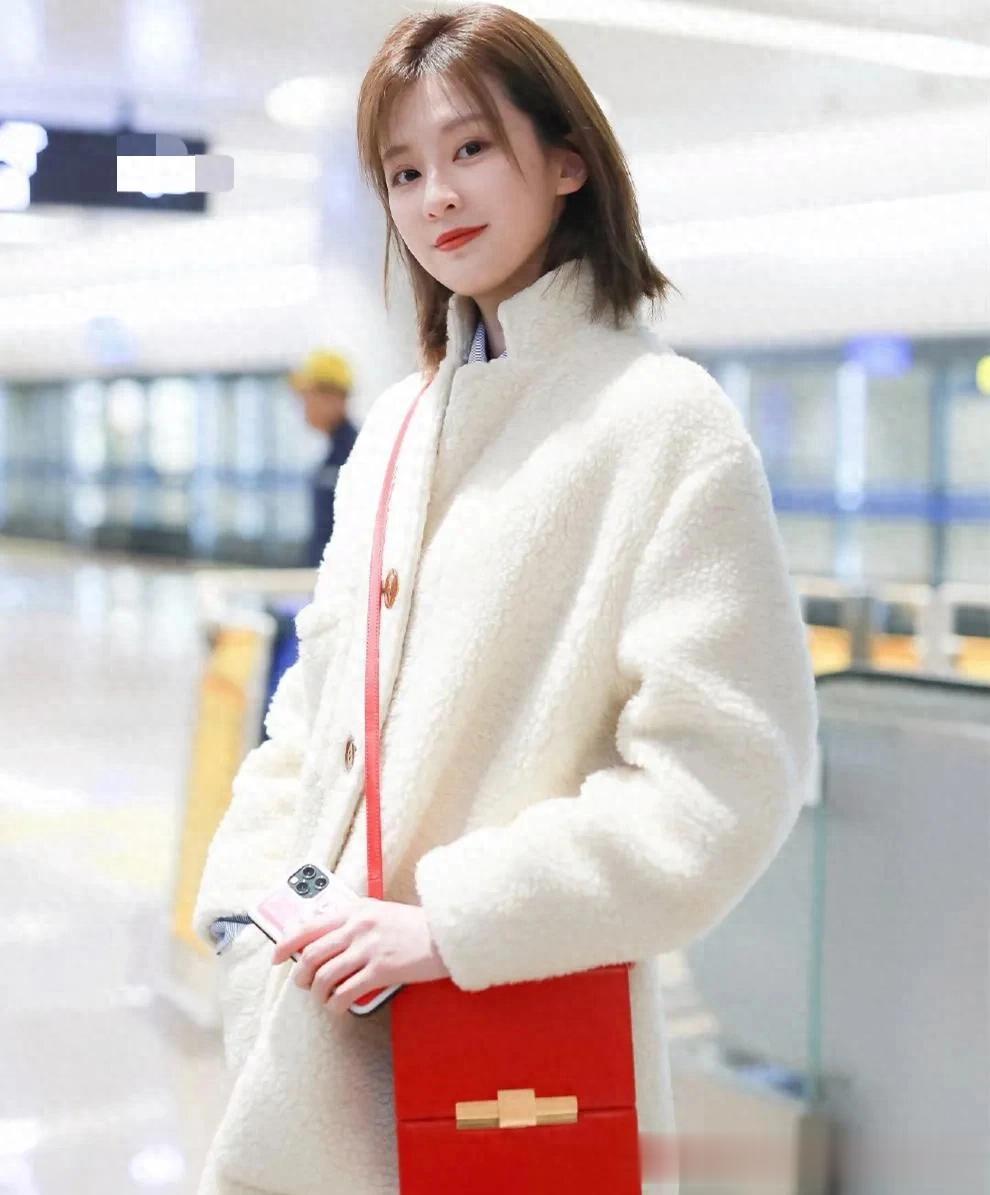 乔欣果真是行走的衣架子！穿羊羔绒大衣+长筒靴，时髦洋气又高级