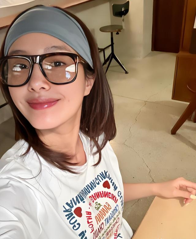 ?近日，32岁的杨采钰毫无保留地公开了自己的孕肚照