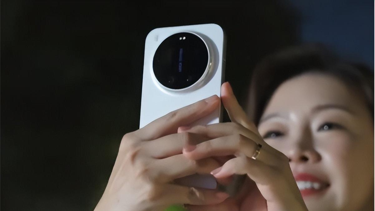 小米高管曬17Ultra真機！盧偉冰答疑解惑，這次漲價有點多