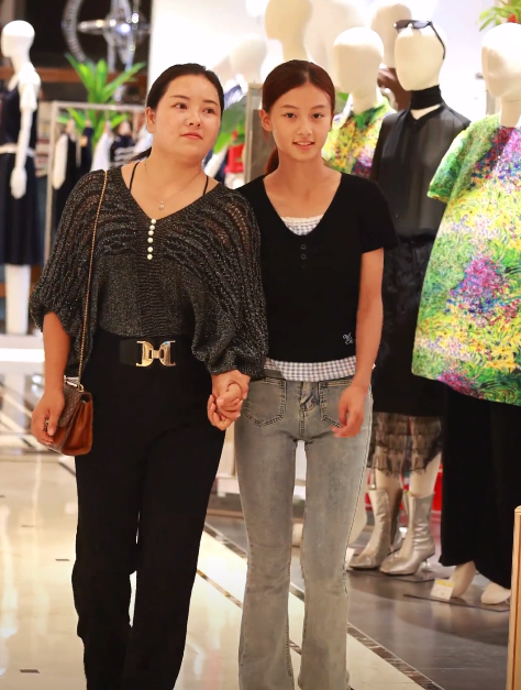 一夜之间全是恶评!撞脸张柏芝女孩爆红仅半月,令人恶心一幕发生