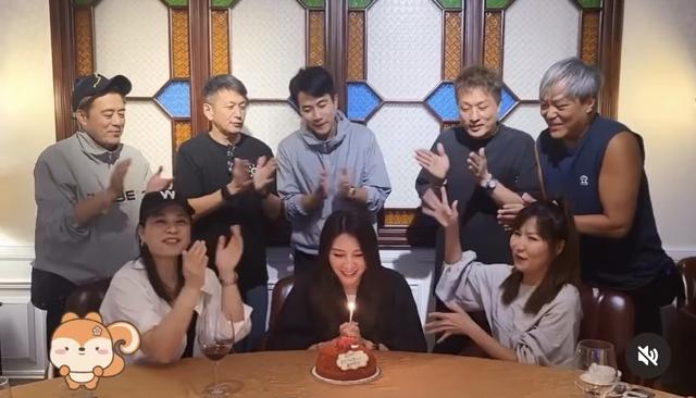 刘恺威回香港参加同学聚会，换了发型好精神，男同学中样貌最年轻