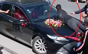 老头拦婚车要”讨喜“红包，嫌弃红包金额小当众诅咒新人，新郎表哥直接教他重新做人！