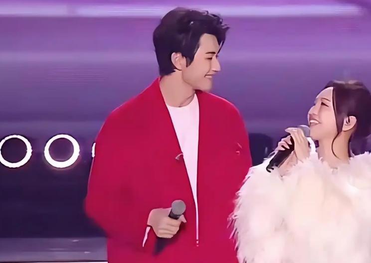 金莎携小男友现身英国，皮草配奶奶帽显老气，孙丞潇看她一脸宠溺