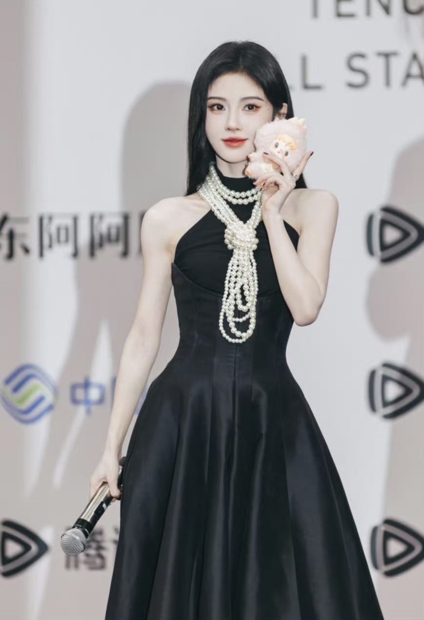 鞠婧祎听到倒闭的反应