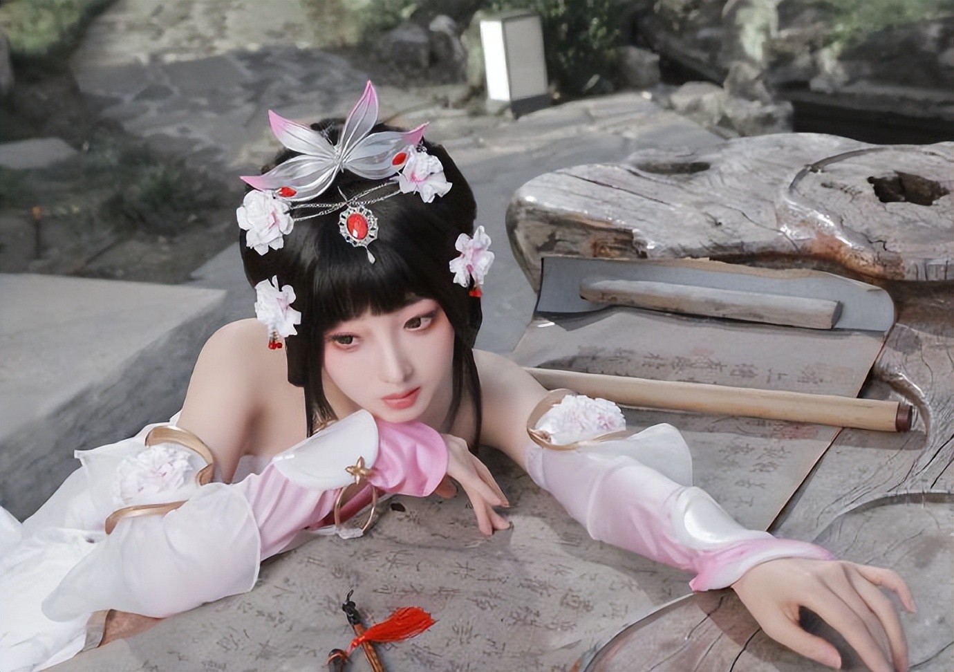 金鸡女神蒋梦婕，一袭华裙惊艳全场。