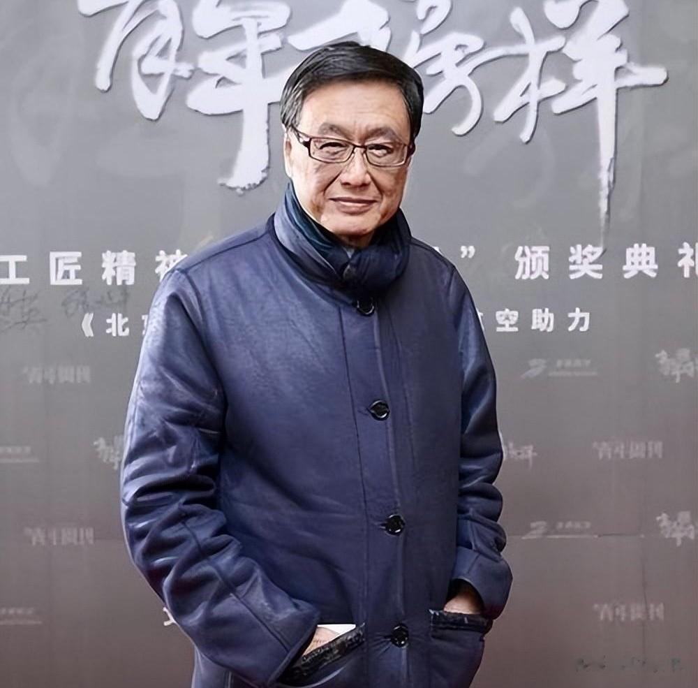 他72岁独居离婚未再婚，每月寄钱前妻20年，没人懂他为何从不解释