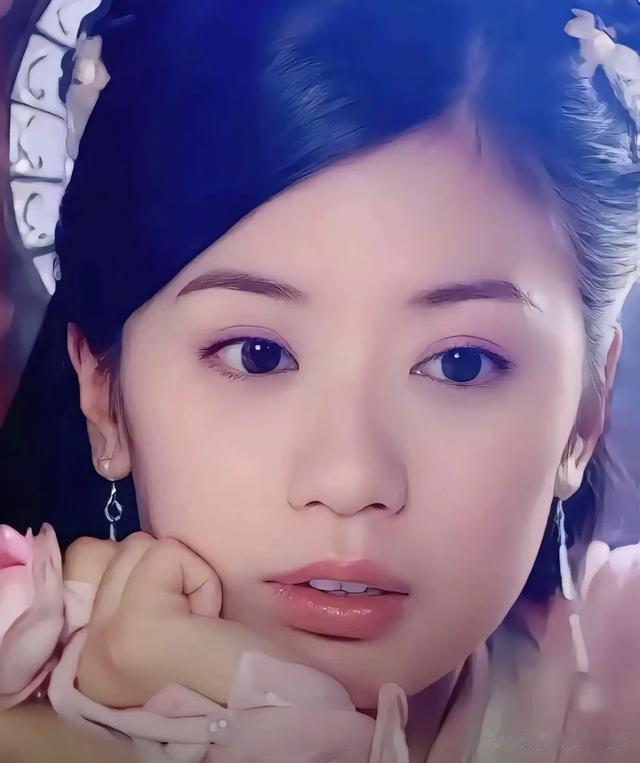 50岁的贾静雯也老了，眼周超多皱纹，短发造型显老