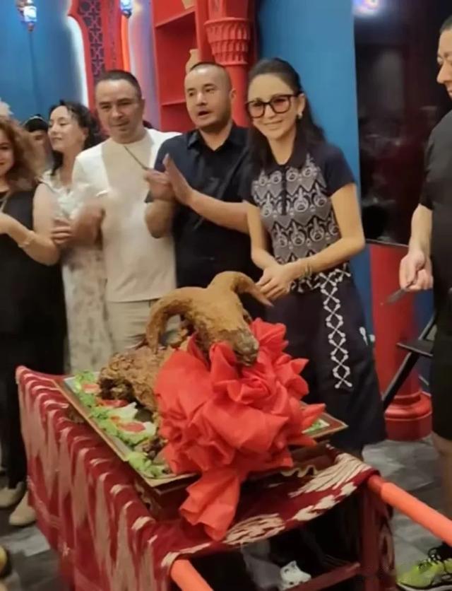 佟丽娅庆功宴脱妆照流出，肤黄如蜡瘦到脱相，和舞台判若两人