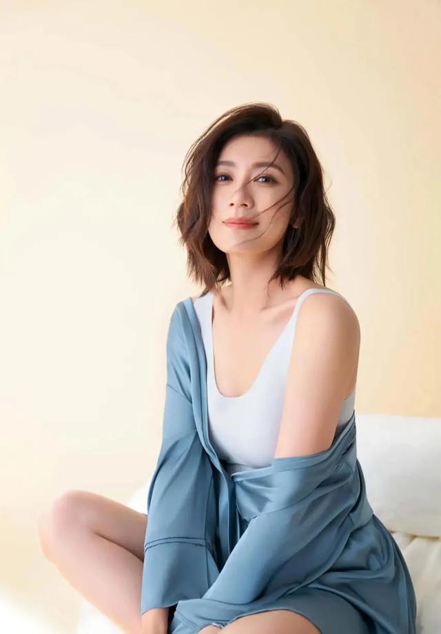 贾静雯时尚写真:多面魅力,优雅绽放