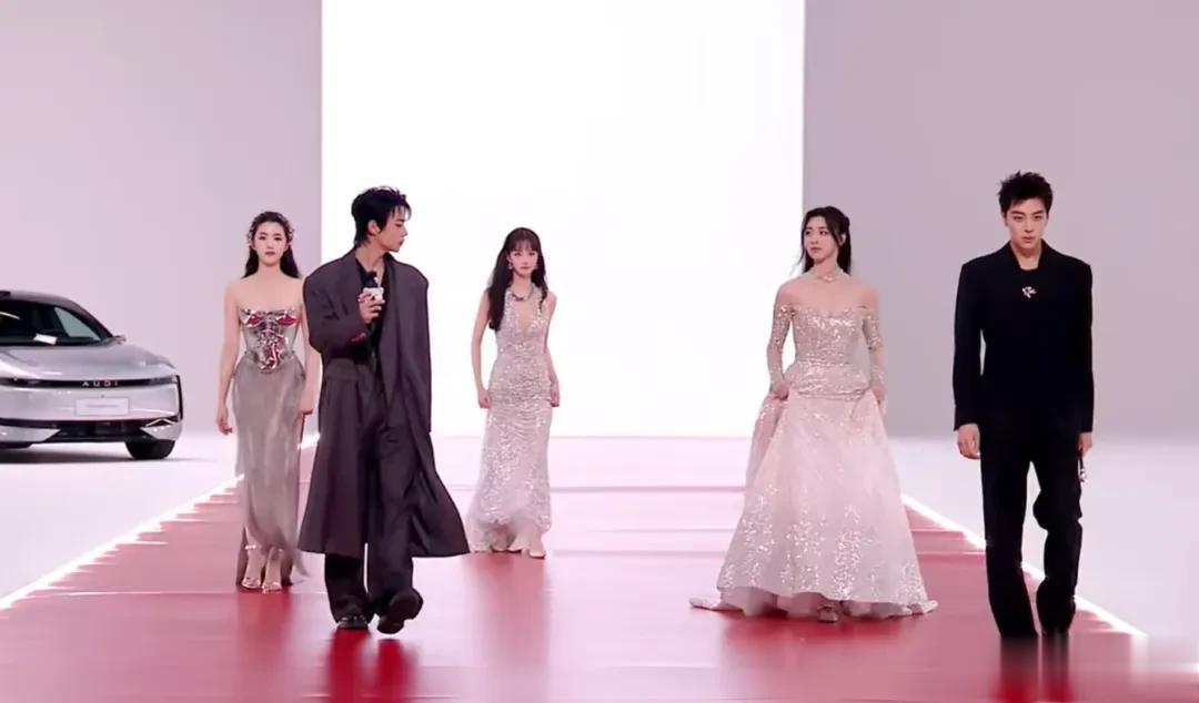 星光大赏太尴尬！抢话挡镜头，念错字场地还小，被嘲是灯光小赏