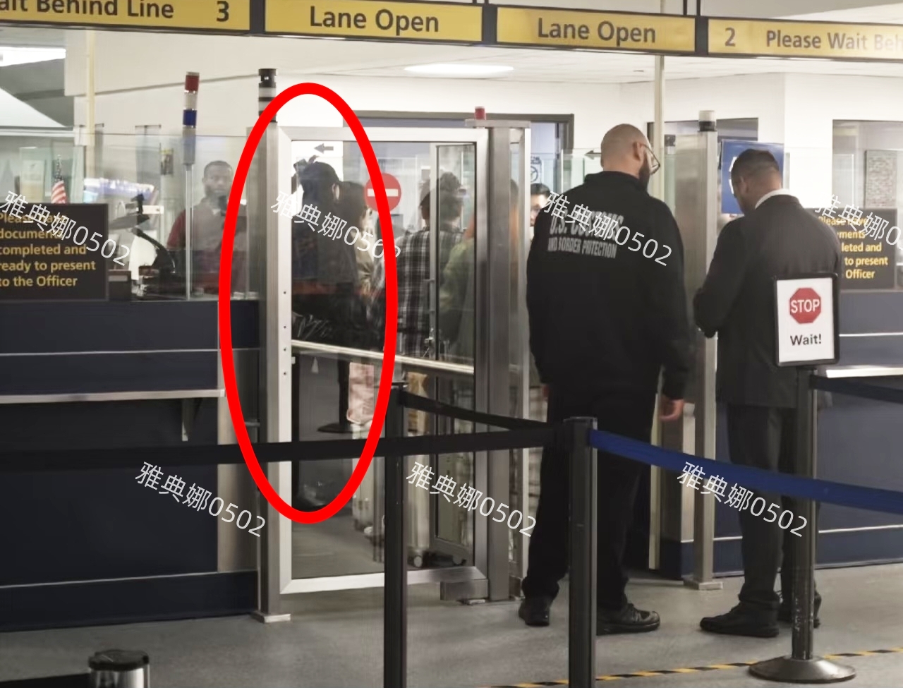 纽约机场偶遇杨幂，本人脸巨小大长腿又细又直，她来参加维密大秀