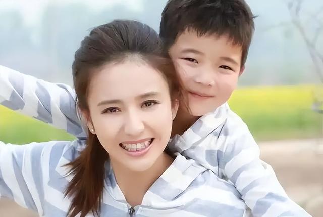 离婚不离家！佟丽娅陈思诚六一同框带娃，两人联手给内娱上了一课