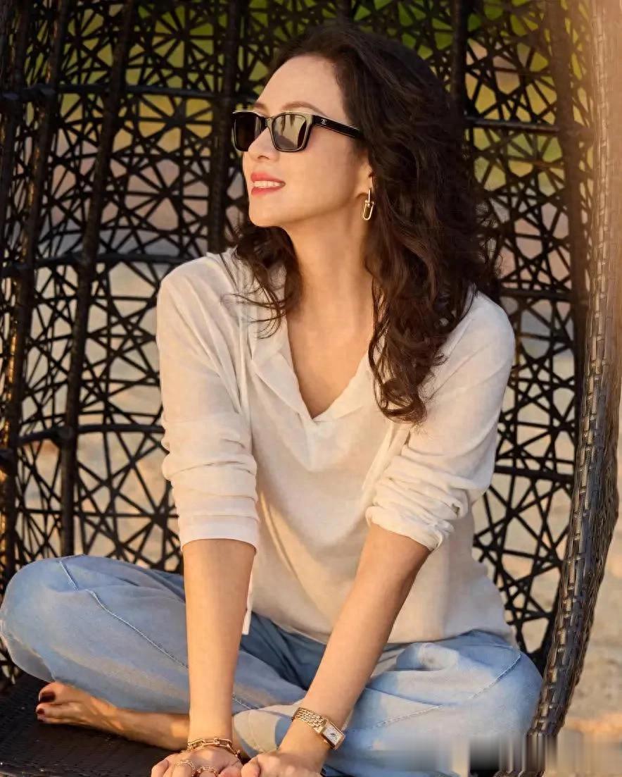 章子怡烫泡面卷年轻20岁！穿白色连帽衫+牛仔裤，简约随性又时髦