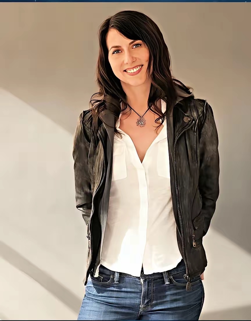 桑切斯穿黑大衣出镜录节目，宣布捐款一亿美金，与麦肯齐杠上了？