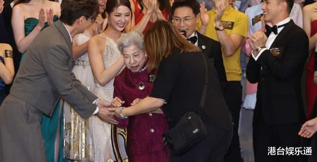 90岁演员罗兰出席TVB宣传活动，双腿疑似水肿，健康状况引发关注