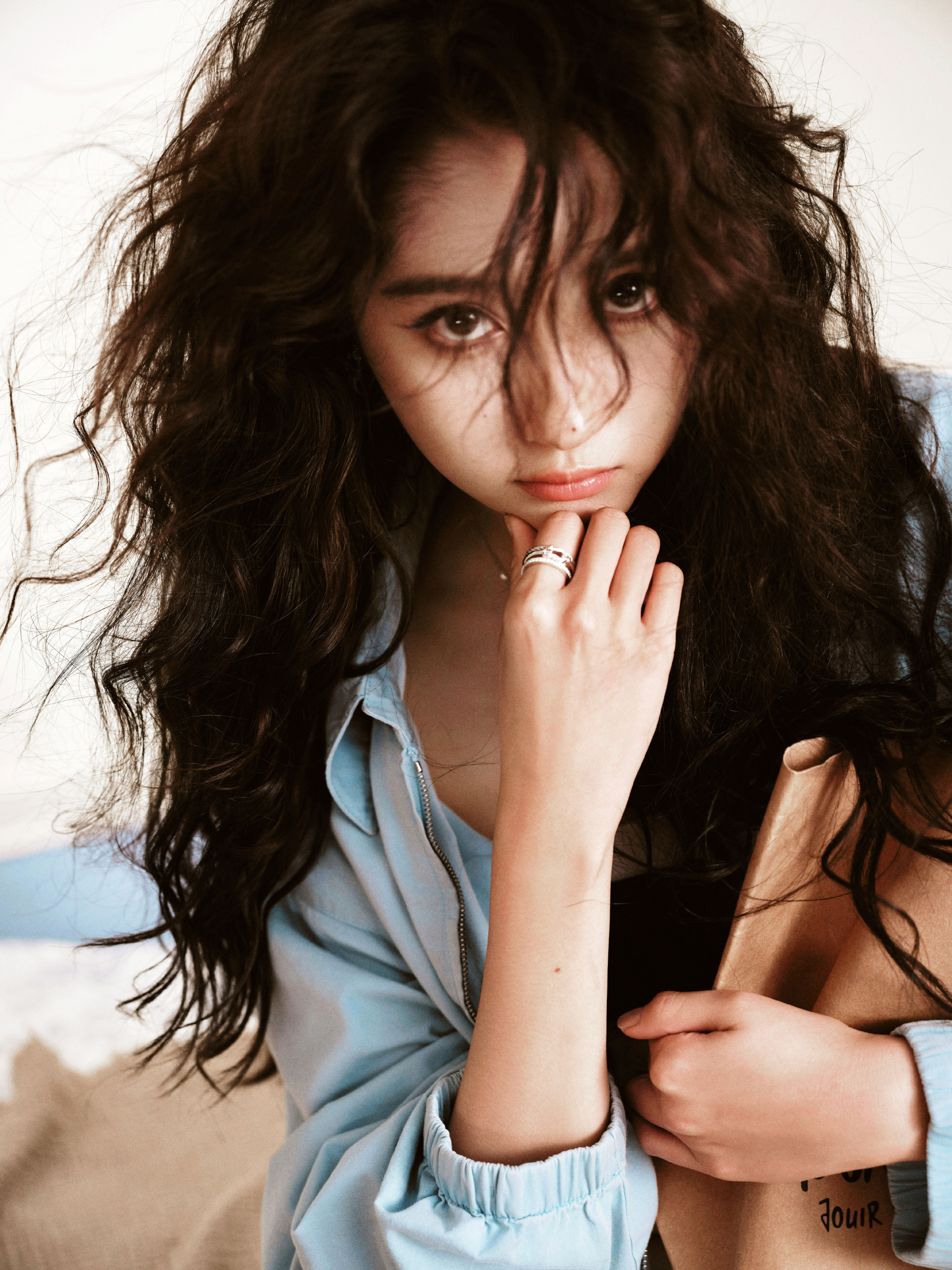 关晓彤在铺满色彩的梦幻城堡里 ???