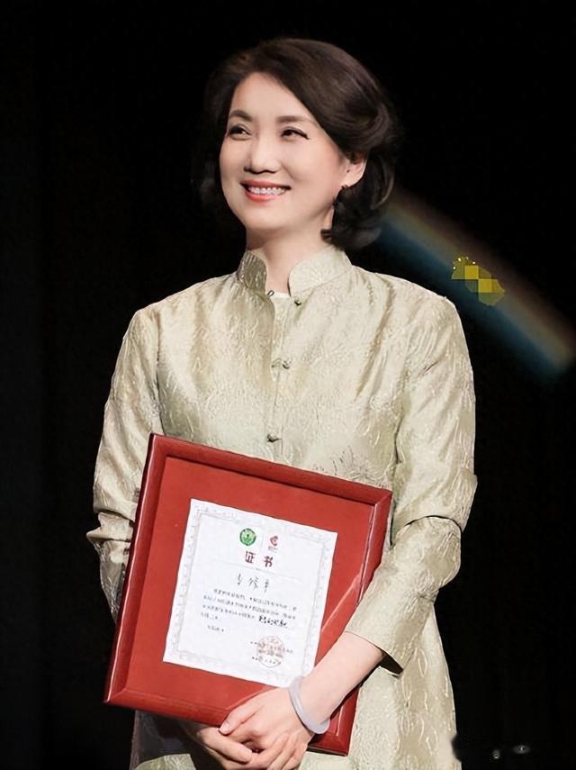 62岁李修平近照罕见曝光，退休后美到认不出，与屏幕前判若两人！