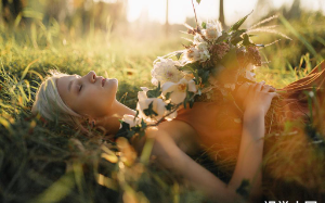 班花为了赚提成，哄骗全班把志愿改成了职业学校，重生过一回的我却没有阻止，而是默默改回志愿上大学