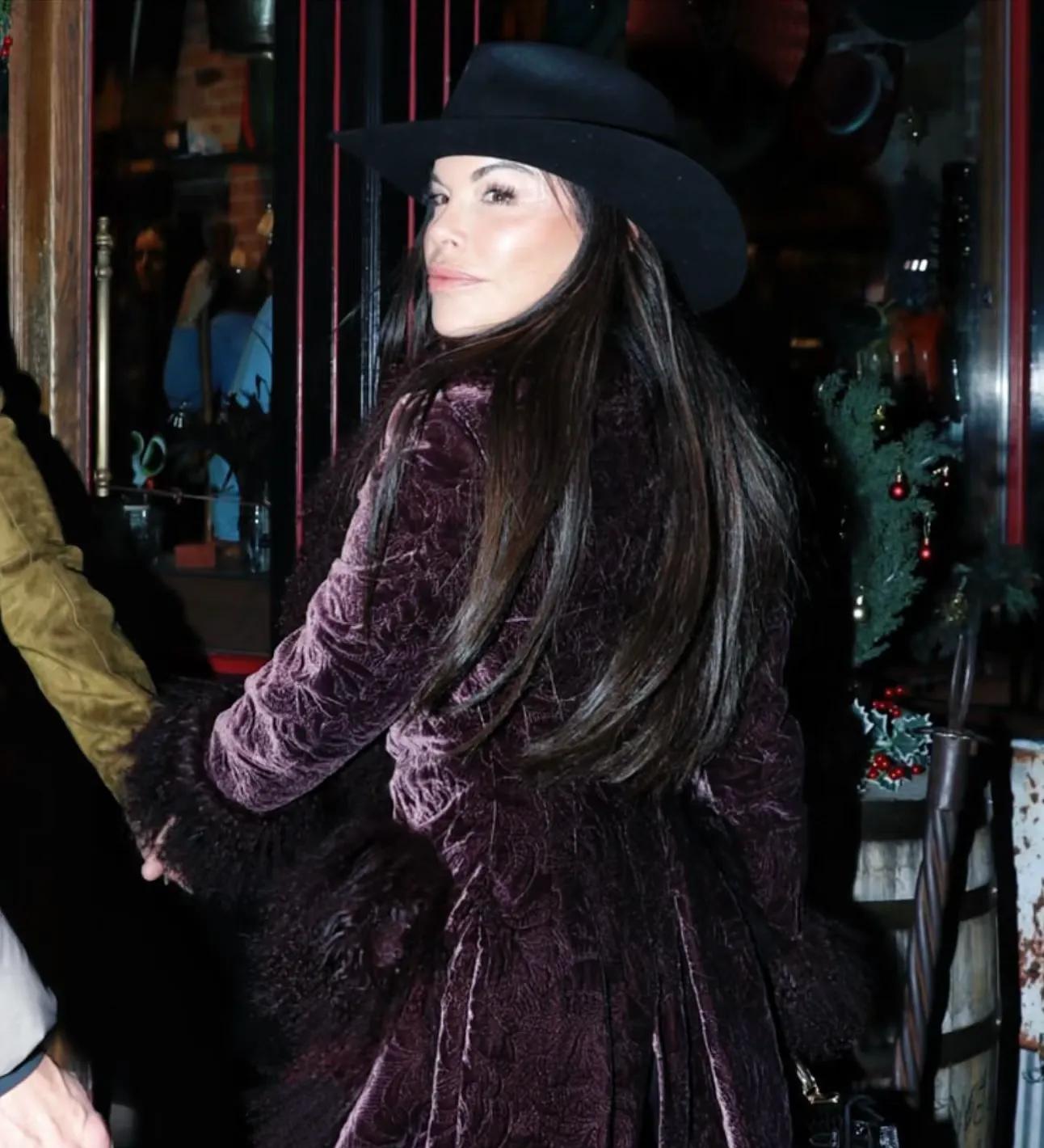 贝佐斯为桑切斯庆生！前首富断崖式衰老像圣诞老人，俩人都很招摇