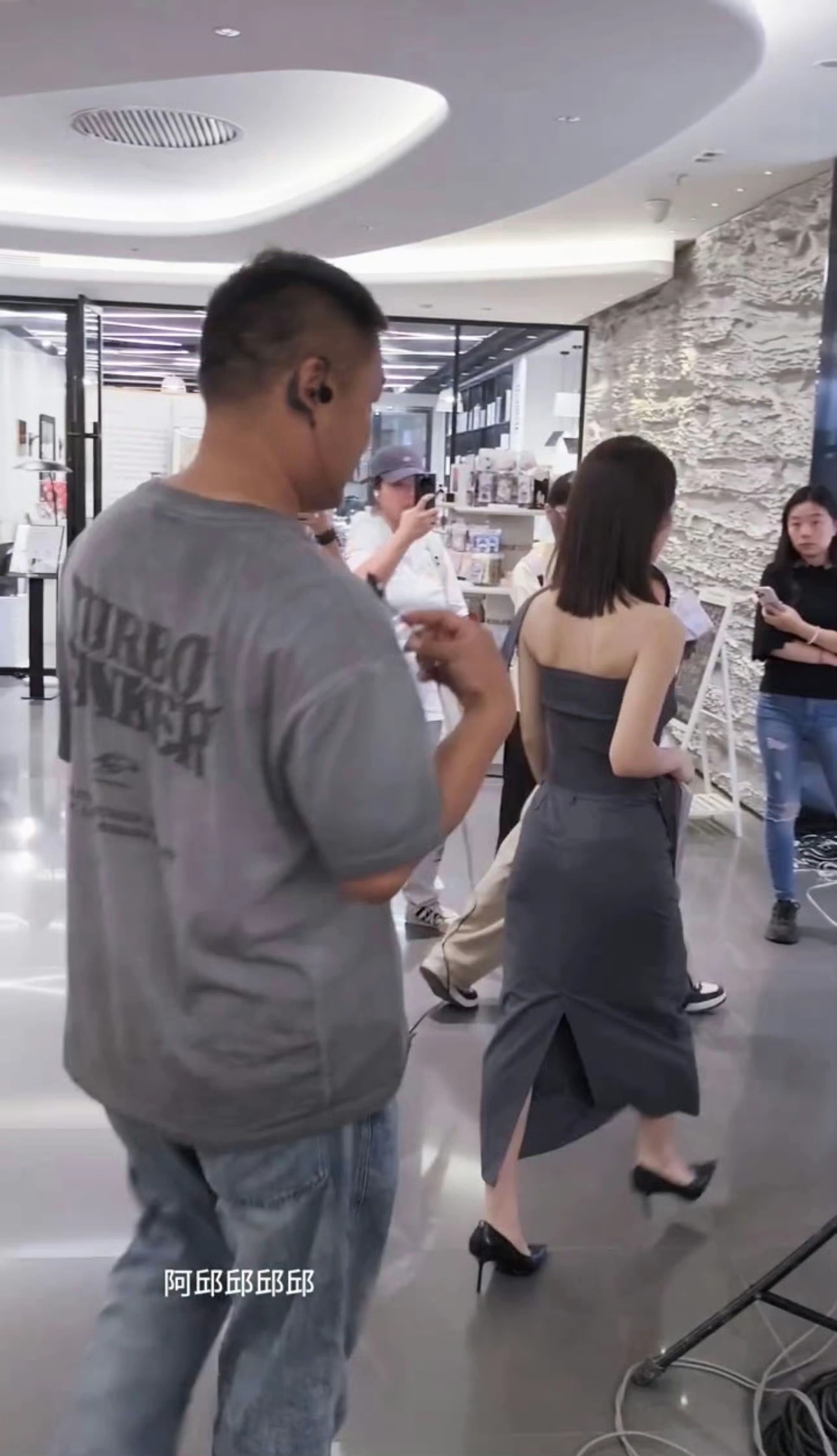 赵今麦拍戏被偶遇,短发搭挂脖灰色长裙高跟鞋,完全干脆利落高贵