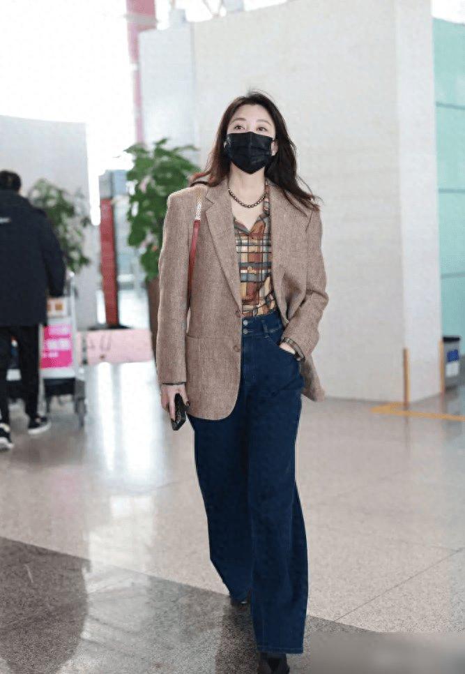 殷桃恋爱后状态让人慕了,穿丝绒衬衫+牛仔裤超洋气,不像45像25