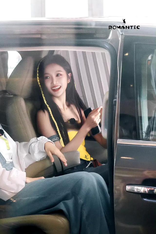 吴宣仪今日上班路透美照,牛仔简约穿搭真不错