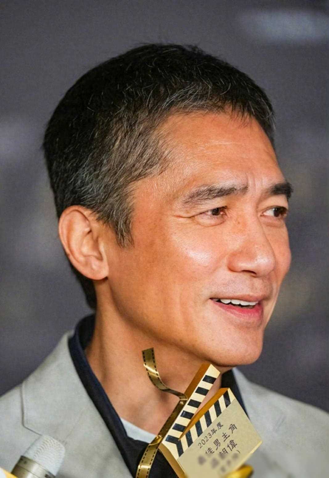 63岁梁朝伟现状：两鬓白发显疲态，坦言喜欢日本，和日文化合得来