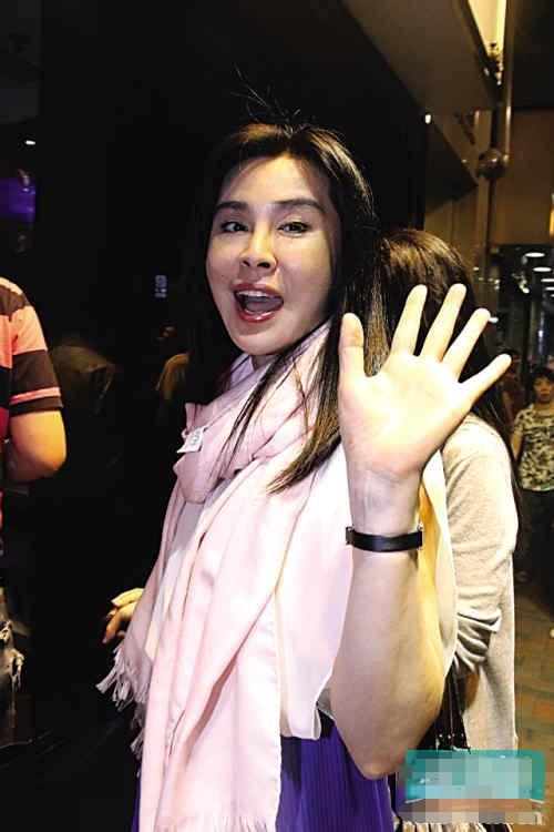 59岁王祖贤旧金山会友！生图脸肿皮肤凹陷严重，嘴唇下垂一脸苦相