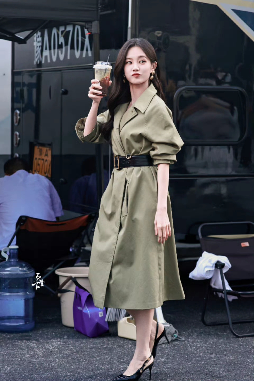 李一桐上班路透，35岁的年纪不大不小，成熟稳重又可爱身材超好！