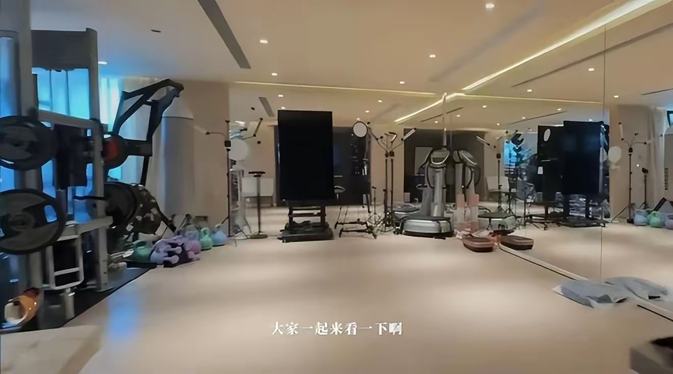 钟丽缇在家招待刘耕宏,3人吃6个菜还亲自喂肥牛,北京豪宅超气派