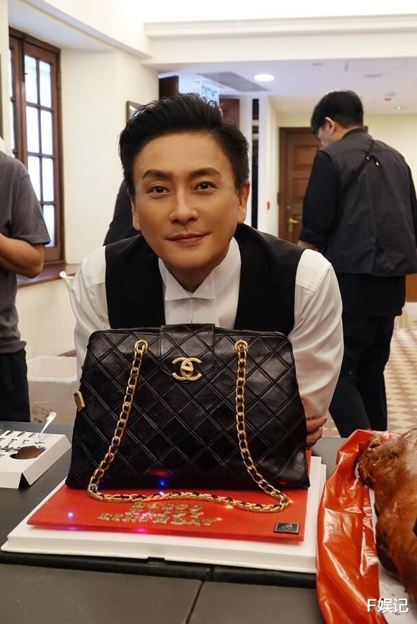 黄宗泽开工拍戏获蔡少芬朱茵等庆生 剧组很有心意送复刻名包蛋糕