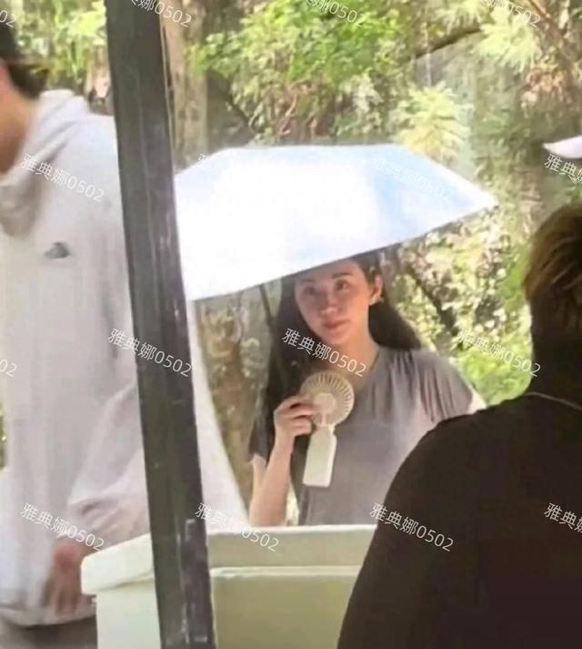 37岁的景甜本人一点儿也不年轻,脸好圆年龄感好重,素颜超显年纪