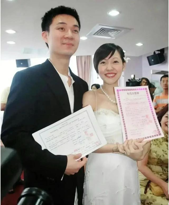 小s和许雅钧现Lily画展，男方老太多，小S身体大不如从前，超怕冷