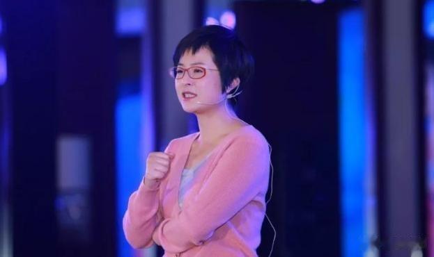 离开央视活出新高度，嫁大18岁李铁为妻，现在52岁的她后悔吗