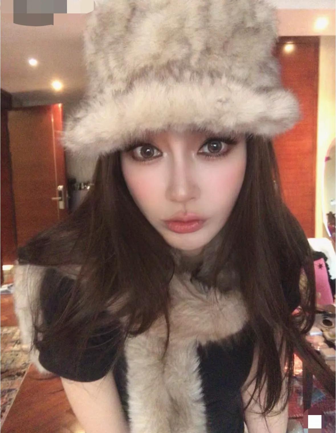 杨颖晒多张美照，戴毛绒帽子和美瞳，美貌惊人仿佛回到20岁的状态