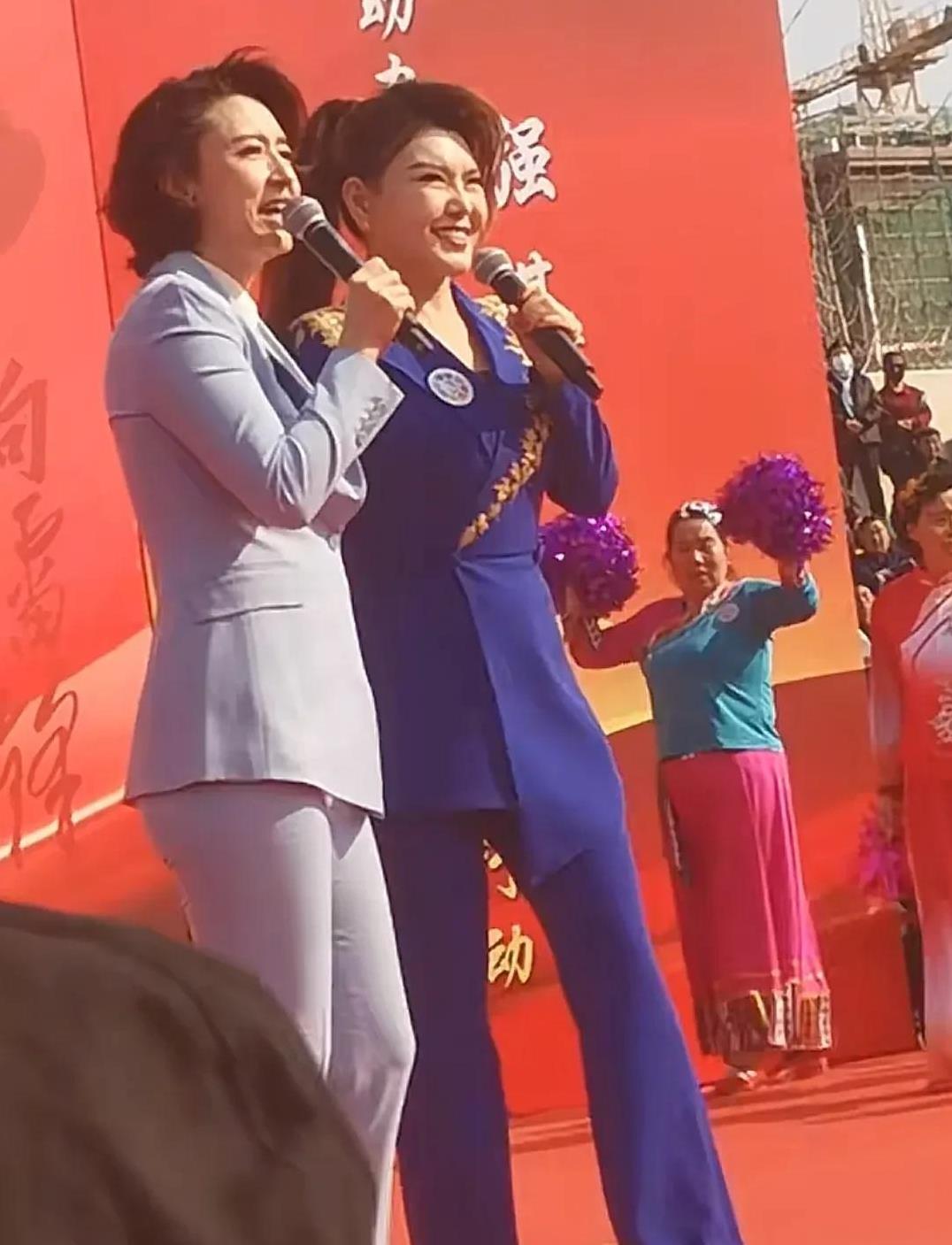 乌兰图雅西装裤引赞赏,45岁张蕾造型引争议