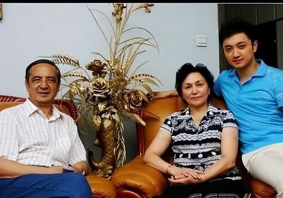 离春节不到俩月，尼格买提90秒获奖感言先火了，难怪主持11届春晚