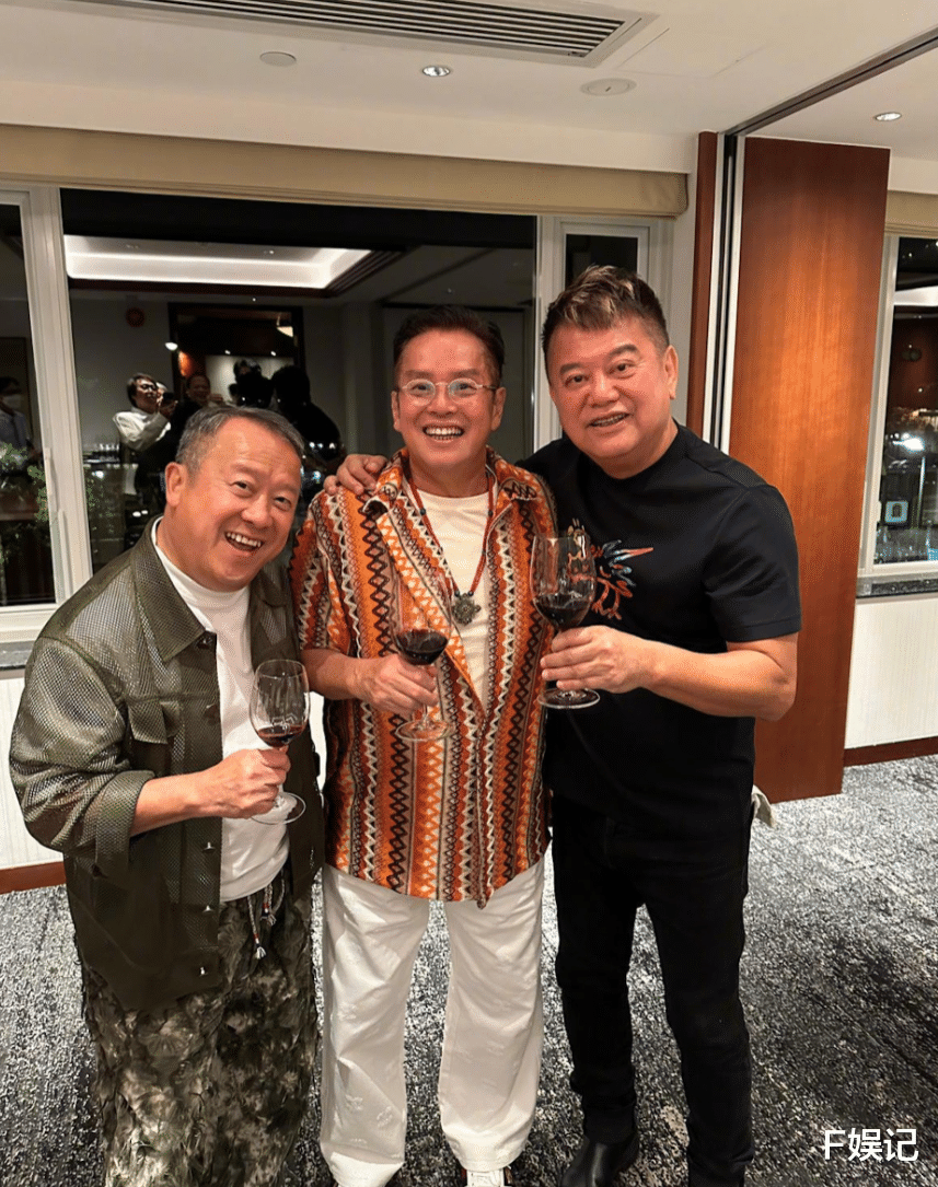 谭咏麟生日与陈百祥勾肩搭背畅饮 几十年朋友曾因足球产生分歧