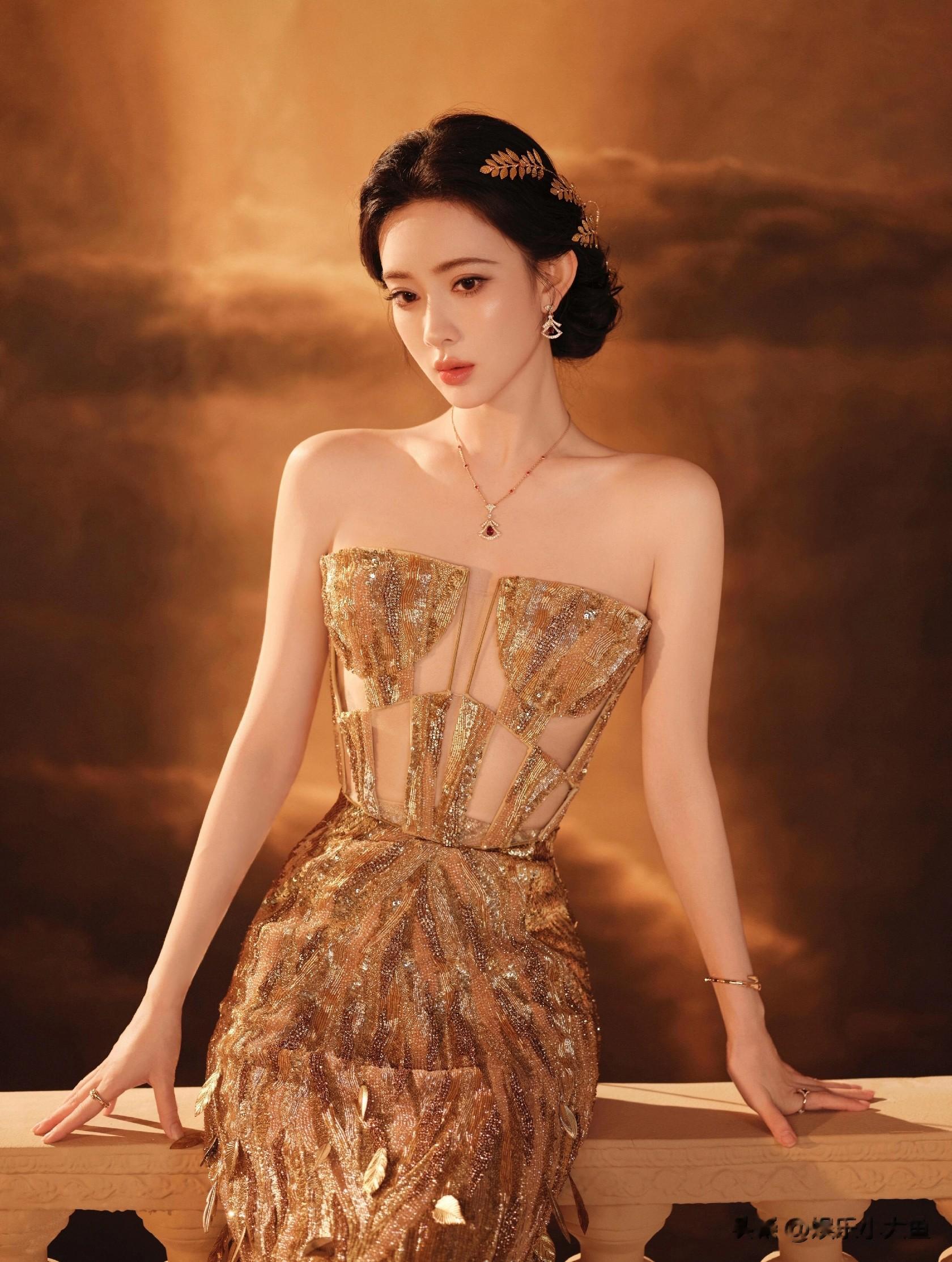 孟子义出席腾讯视频星光大赏，金光闪耀女神降临，美不胜收