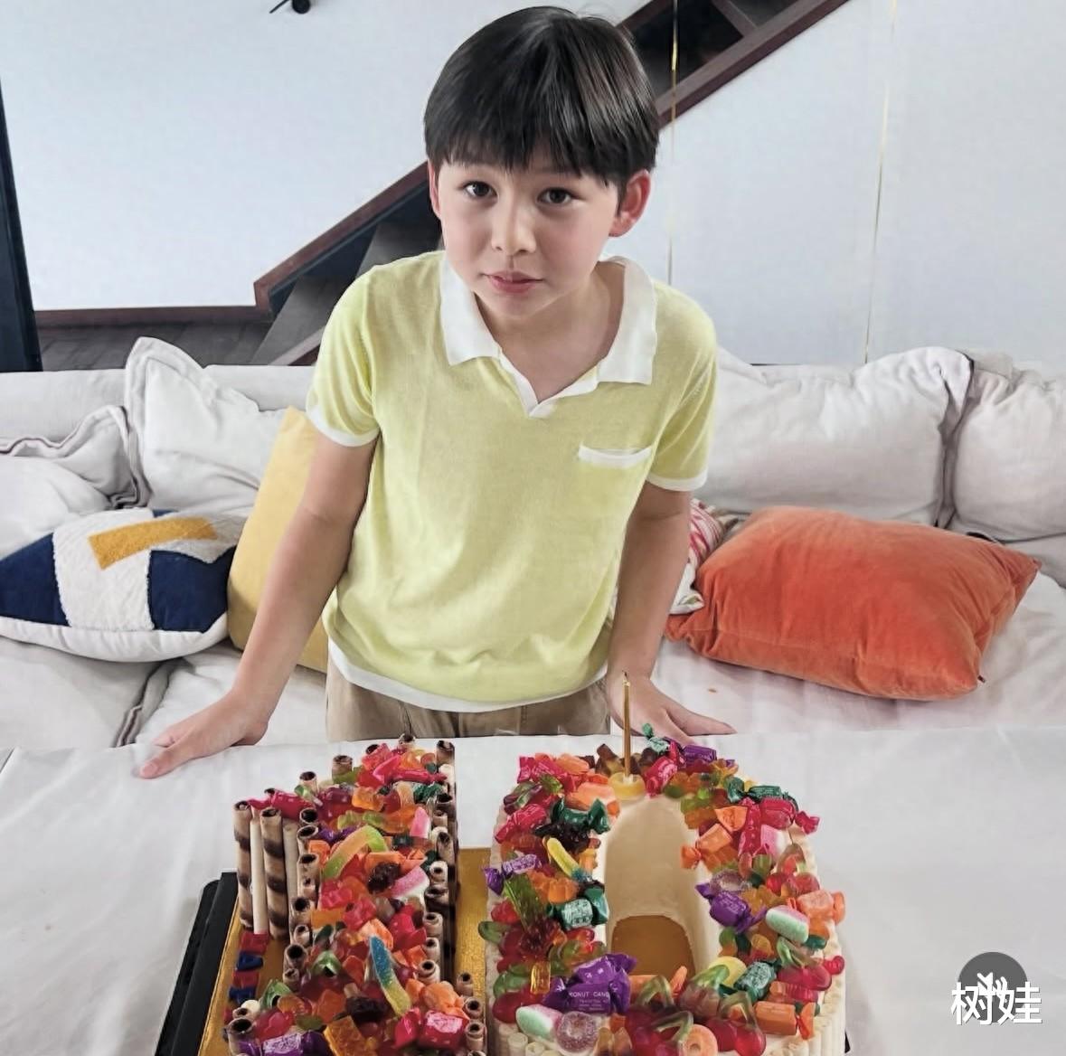 周汶锜为10岁长子庆生,家中满是大人孩子,外国丈夫出镜一脸沧桑