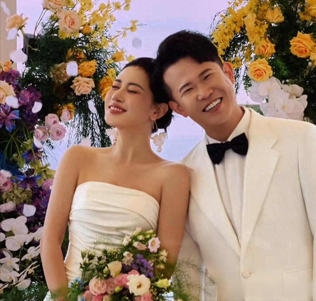 网红夫妻官宣结婚，十年搭档终成眷属？背后藏着事业联姻